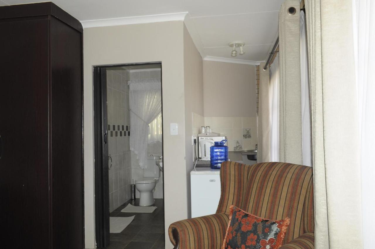 @Home Guest House Rustenburg Extérieur photo