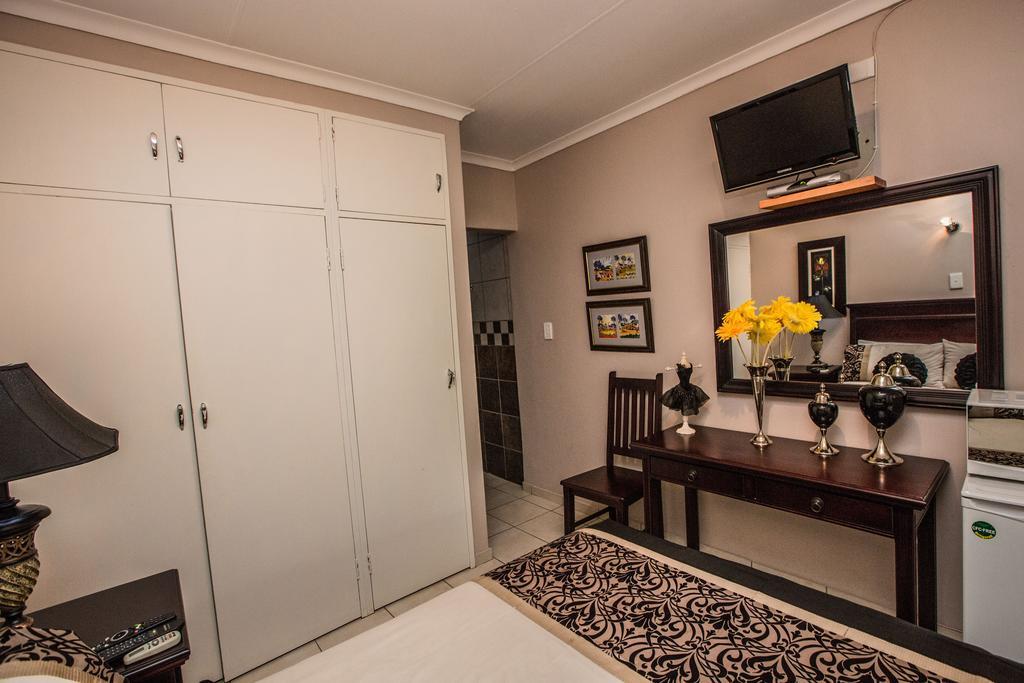 @Home Guest House Rustenburg Extérieur photo